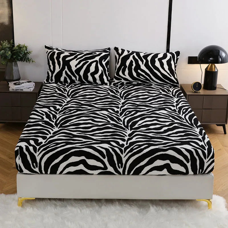Afralia™ Milk Velvet Fitted Bed Sheet | Thick Flannel Mattress Cover | Non-Slip, Warm | Black & White