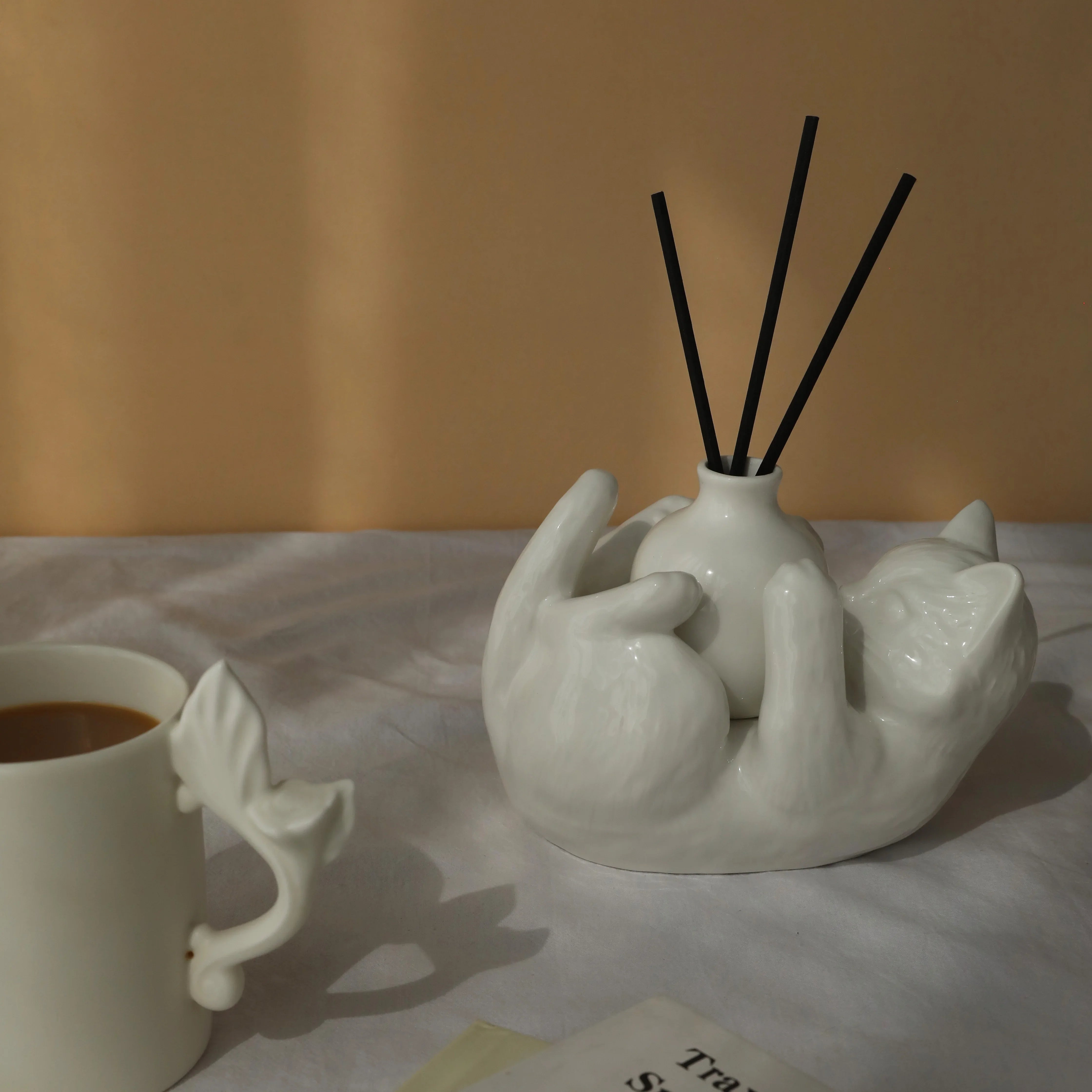 Afralia™ Cat Cartoon Vase: Cute Cat Sculpture Aromatherapy Base for Home Decor