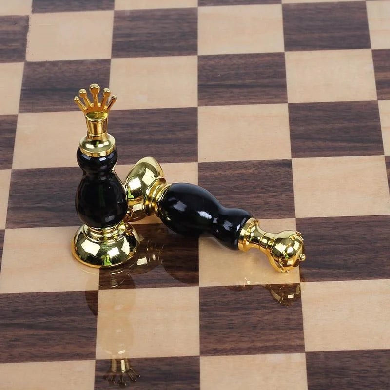 Afralia™ Handmade Wooden Chess Set with Zinc Alloy King & Queen - Plaid Design