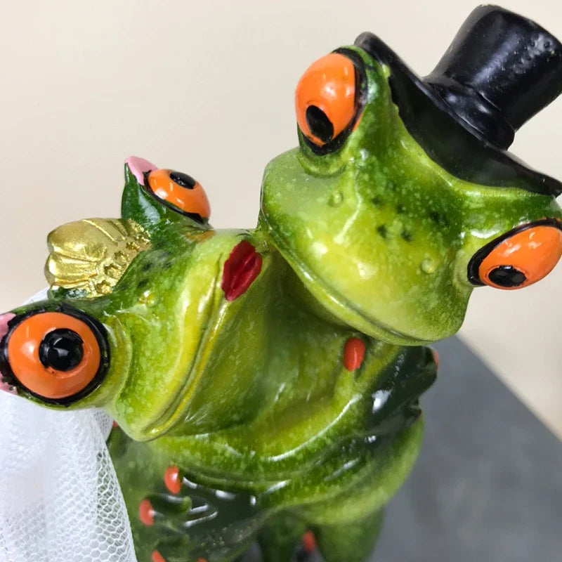 Afralia™ Leggy Frog Couple Figurine: Modern Wedding Home Decor Statue