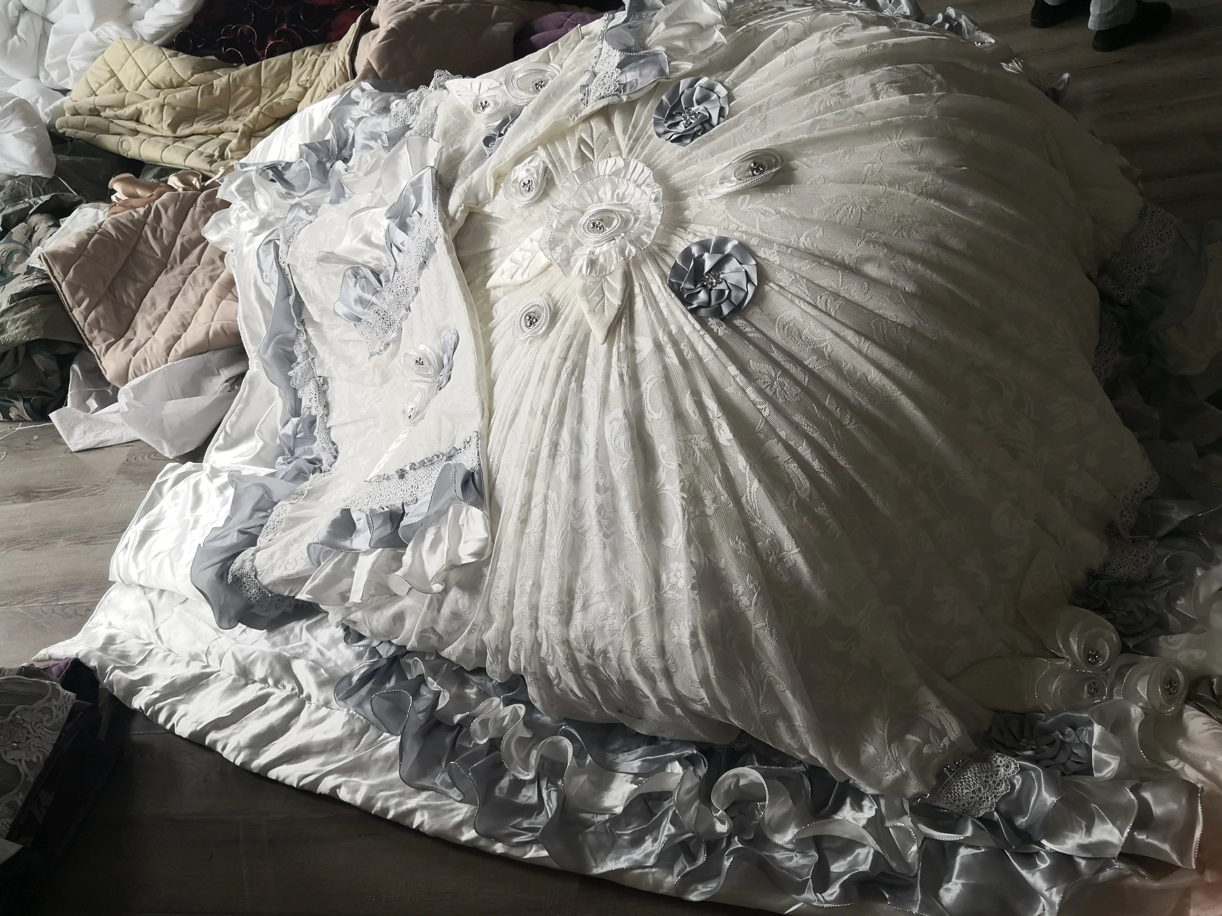 Afralia™ Jacquard Rose Lace Bedding Set, Luxurious European Style, Red & Champagne