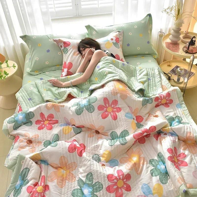 Afralia™ Quilted Queen Size Comforter 150x200 - Soft, Machine Washable, Summer Blanket