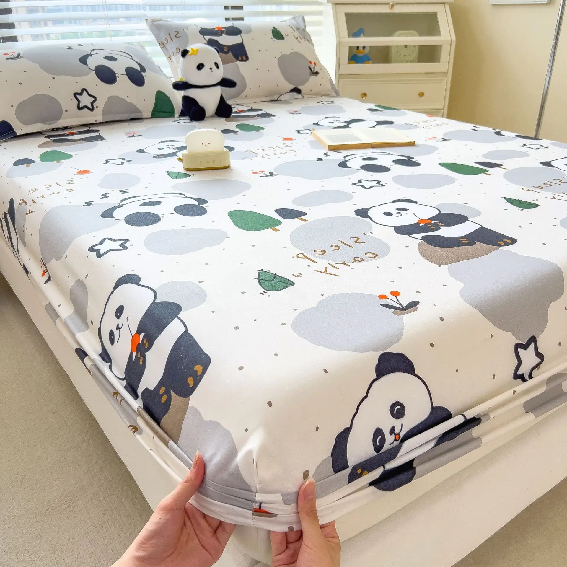 Afralia™ White Heart Love Pattern Fitted Sheet