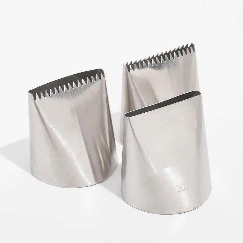 Afralia™ Extra-large Stainless Steel Zigzag Cake Decoration Nozzle for Birthdays & Parties