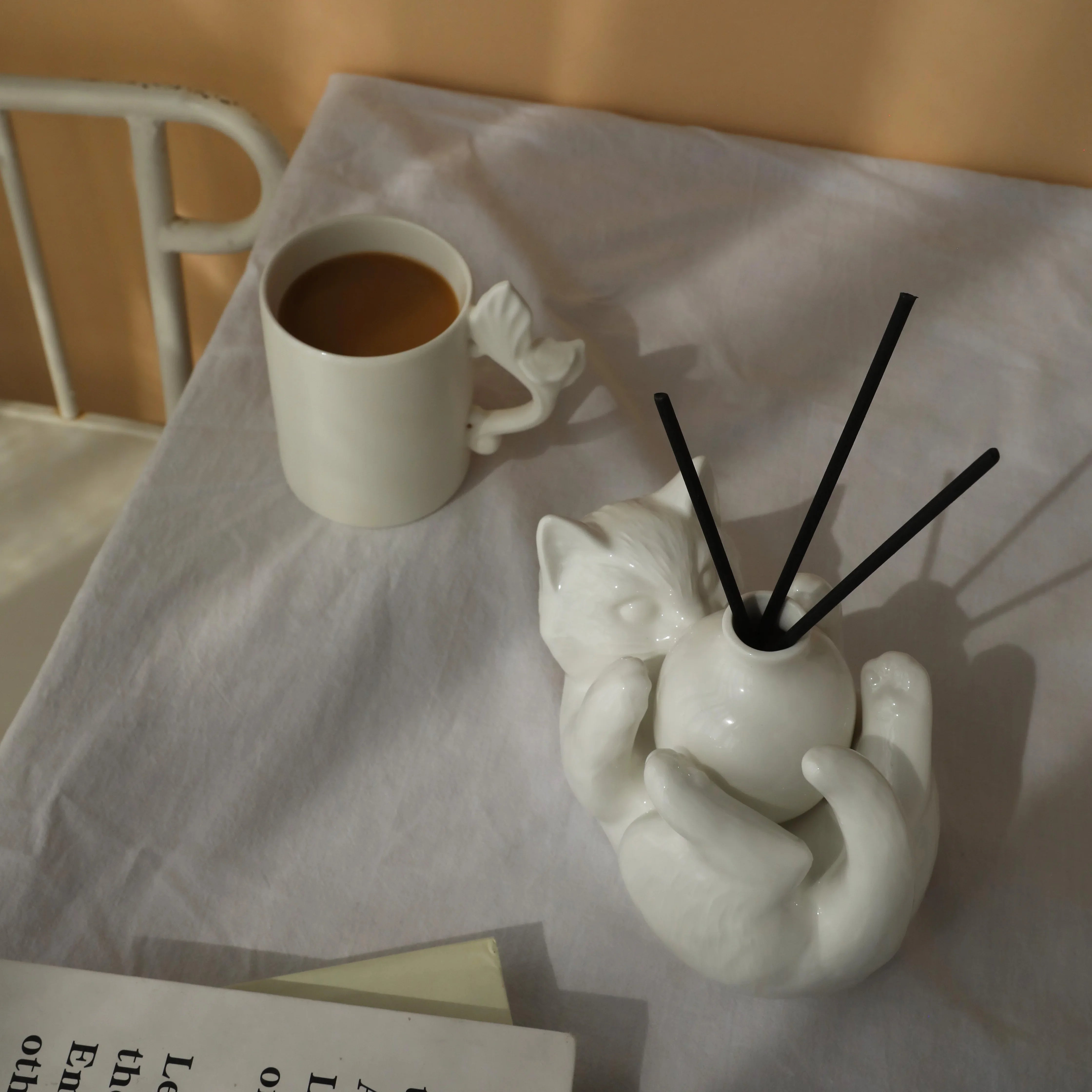 Afralia™ Cat Cartoon Vase: Cute Cat Sculpture Aromatherapy Base for Home Decor