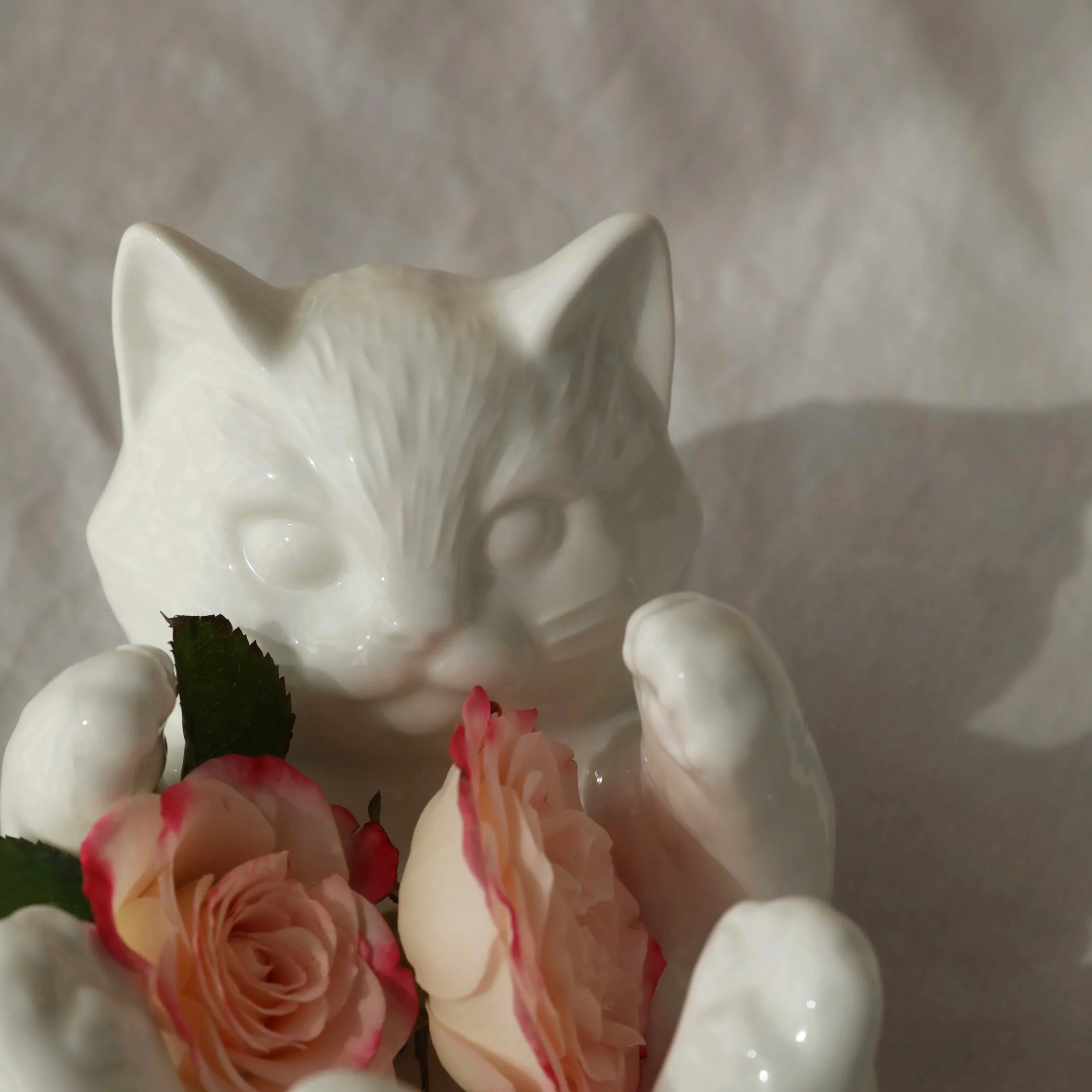 Afralia™ Cat Cartoon Vase: Cute Cat Sculpture Aromatherapy Base for Home Decor