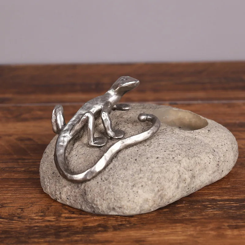 Afralia™ Gecko Lizard Resin Candlestick: Home Decor Figurine & Candelabrum