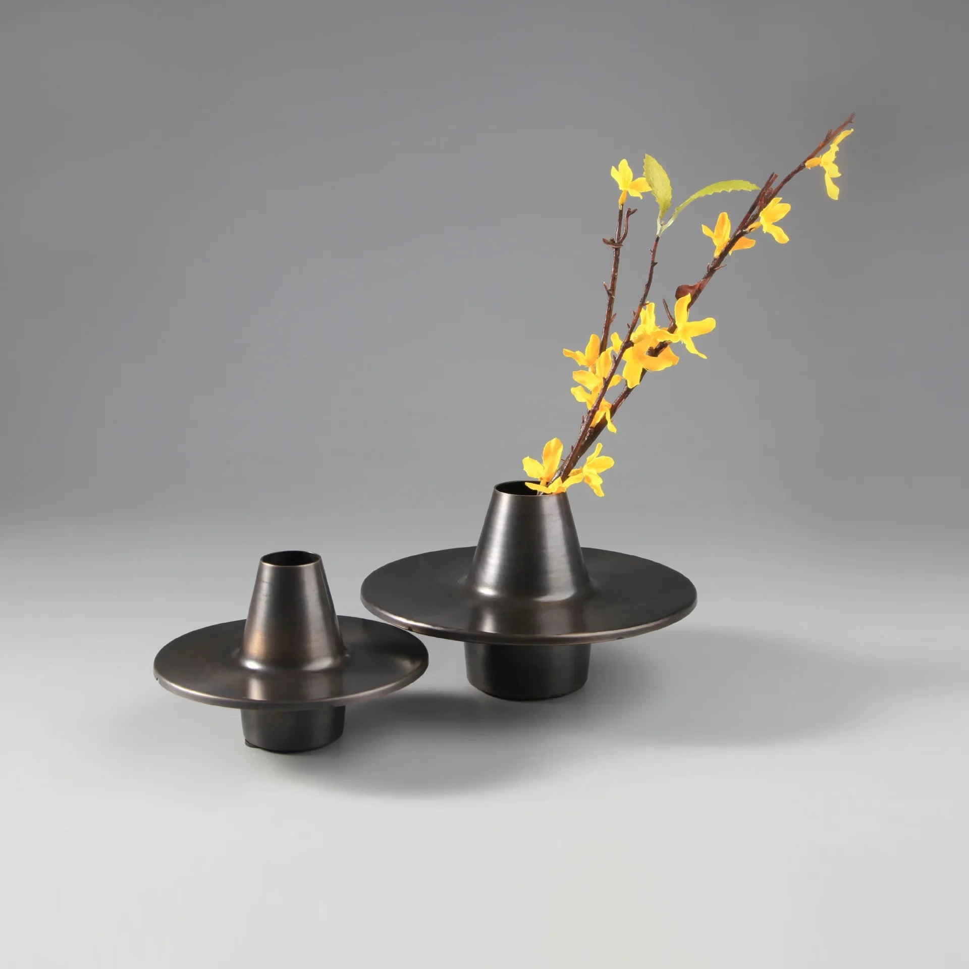 Afralia™ Golden Geometry Metal Handicraft Flower Vase UFO Home Decor