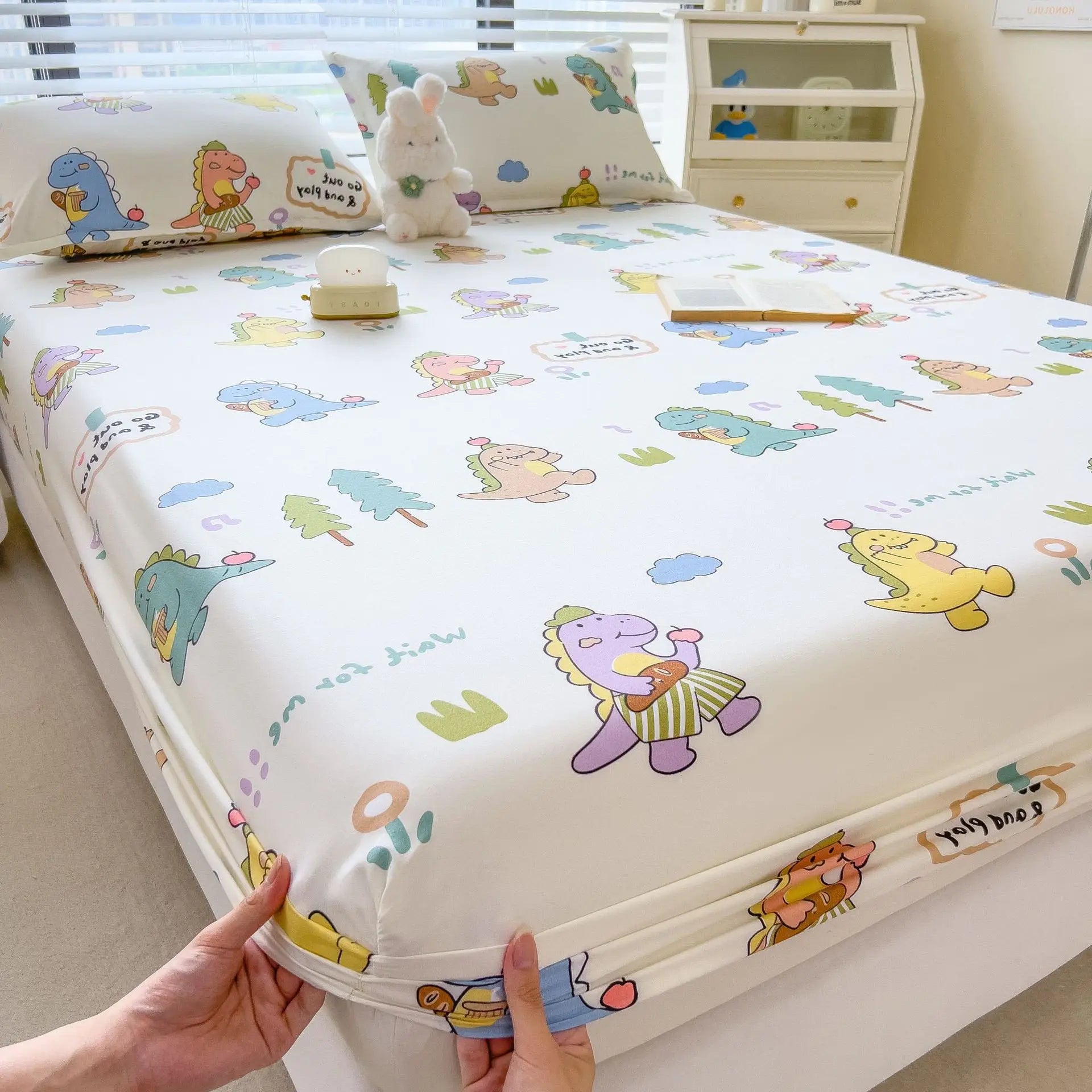 Afralia™ White Heart Love Pattern Fitted Sheet